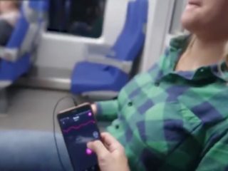 Remote kontroll min orgasmen i den tåg / offentlig kvinnlig orgasmen