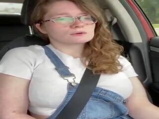 Nerdy Country girlfriend Rubs Herself in her Car